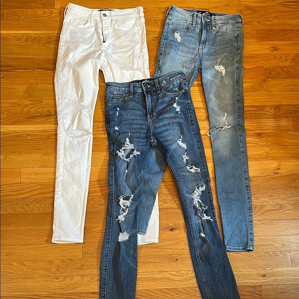 Junior’s  Distressed Hollister Jeans / pants